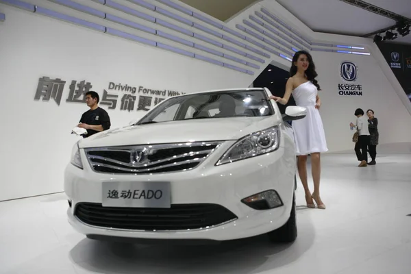 2014年4月20日在中国北京举行的第十三届北京国际汽车展览会 2014年中国汽车 长安时代的车型与长安时代合影 — 图库照片