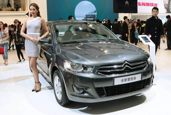 Een Model Vormt Met Een Nieuwe Elysee Van Dongfeng Peugeot — Stockfoto