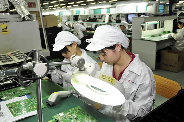 2010年5月8日 中国南部の広東省深セン市にあるフォックスコン工場で 中国人女性労働者が集積回路基板を点検 — ストック写真