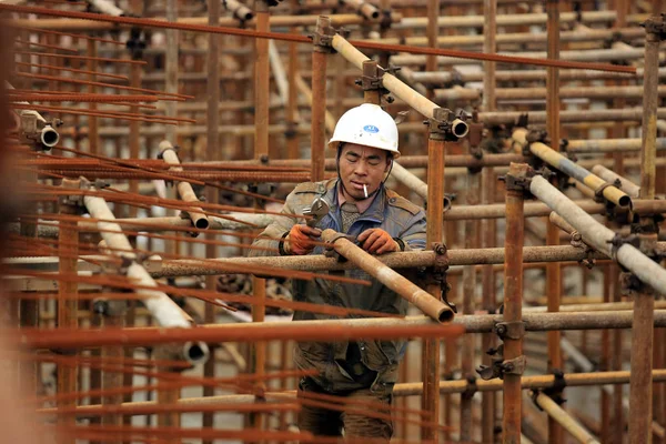 Kinesiska Migrantarbetare Bygga Ställningar Byggplatsen För Ett Fastighetsprojekt Jiujiang City — Stockfoto