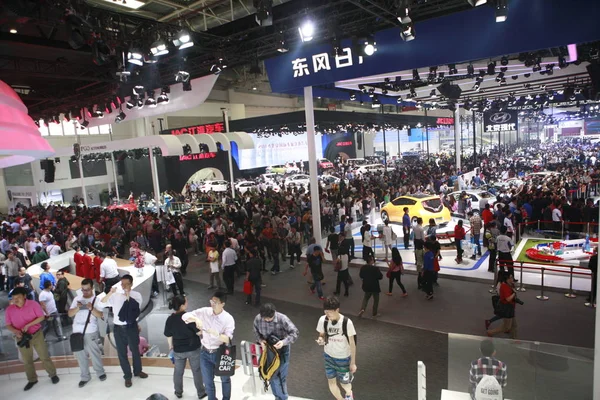 Les Visiteurs Visitent Les Stands Jac Jianghuai Automobile Nissan Lors — Photo