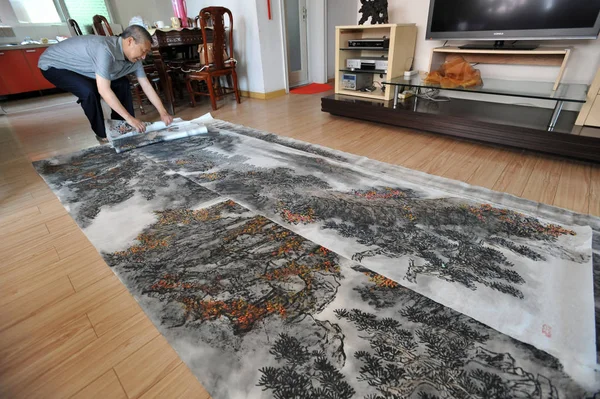 Year Old Chinese Retiree Wang Desheng Shows His Paintings Great — Stock Photo, Image