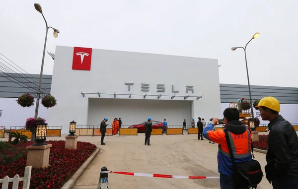Visitante Tira Fotos Uma Loja Tesla Preparação Pudong Xangai China — Fotografia de Stock