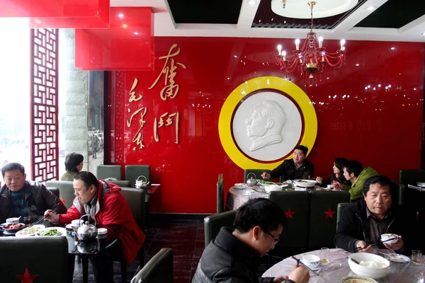Clientes Chinos Comen Restaurante Temático Maojiawan Mao Zedong Los Guardias —  Fotos de Stock