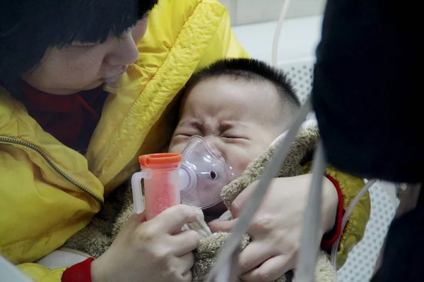 Chinese Mother Helps Her Son Who Suffers Respiratory Illness Due — Stock Photo, Image