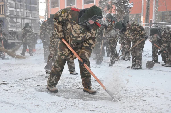 Chinesische Soldaten Mit Hüten Gegen Eine Kaltfront Räumen Schnee Auf — Stockfoto