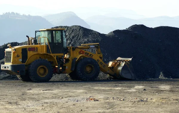 Een Bulldozer Stapelt Steenkool Een Kade Haven Van Yichang Yichang — Stockfoto