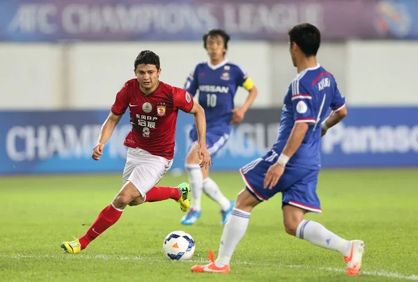 Elkeson Chinas Guangzhou Evergrand Esquerda Tenta Romper Yuzo Kurihara Japoneses — Fotografia de Stock