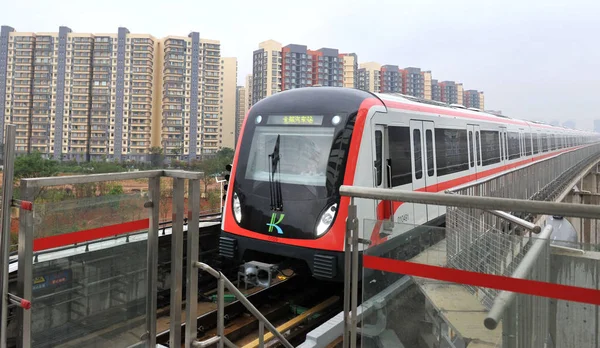 Çin Ilk Plato Metro Hattı Bir Metro Treni Kunming Şehir — Stok fotoğraf