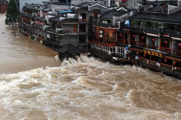 Házak Pavilon Félig Elmerült Árvizek Által Okozott Esőviharok Fenghuang Ancient — Stock Fotó