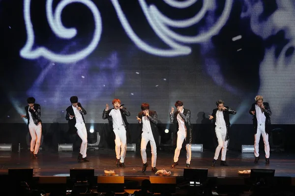Membri Del Boy Group Sudcoreano Infinite Esibiscono Durante Una Conferenza — Foto Stock