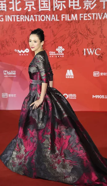 中国の女優チャン ツィイーは 2014 日北京 回北京国際映画祭の閉会式のレッド カーペットでポーズします — ストック写真
