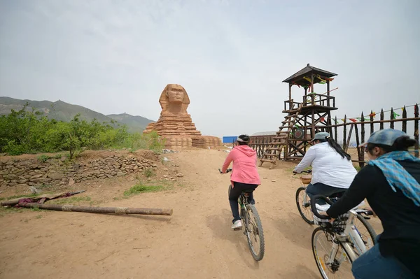 2014년 13일 허베이성 스자좡시 마을에서 기자의 대스핑크스 모형을 본격화하는 관광객들 — 스톡 사진