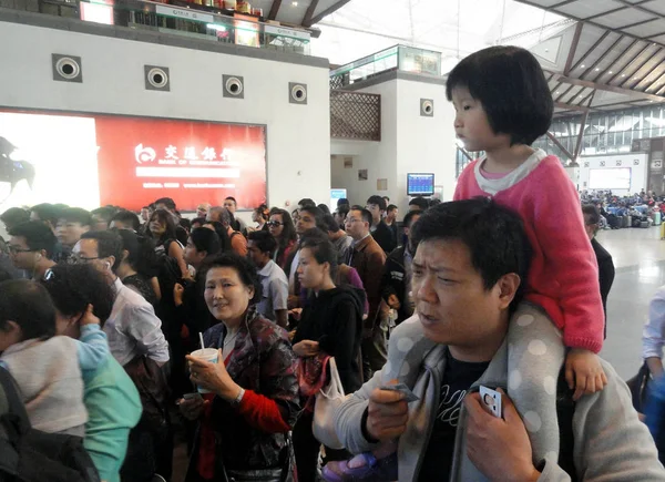 Chinesische Passagiere Stehen Während Der Maifeiertage Der Stadt Suzhou Der — Stockfoto