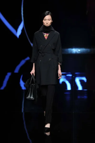 Model Wyświetla Nowe Stworzenie Kolekcji Pokaz Mody Podczas Chiny Tygodniu — Zdjęcie stockowe