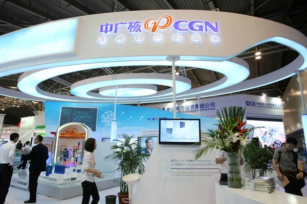Människor Besöker Monter Cgn China General Nuclear Power Group Den — Stockfoto
