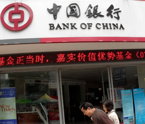 Gyalogosok Séta Múltban Fióktelepe Bank China Boc Yichang Város Közép — Stock Fotó