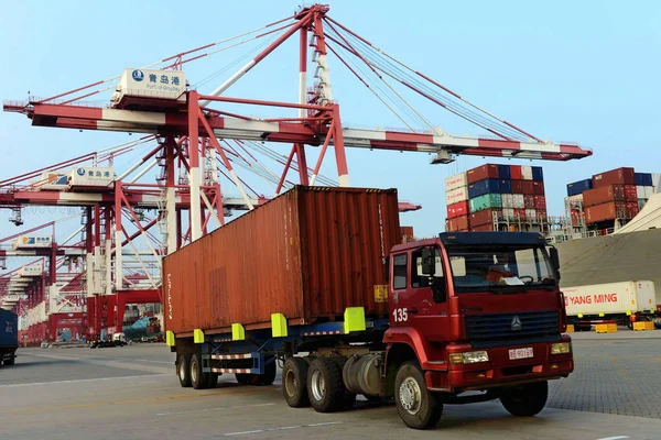 Lastbil Transporterar Container Hamnen Qingdao Qingdao City East Chinas Shandong — Stockfoto