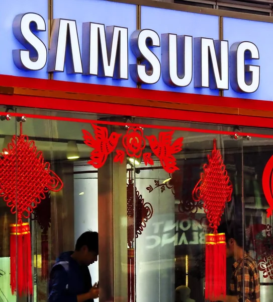 Ein Kunde Kauft Einem Geschäft Von Samsung Shanghai China März — Stockfoto