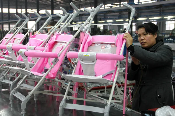 Китайский Рабочий Собирает Детские Коляски Экспорта Завод Городе Заочжуан Провинция — стоковое фото