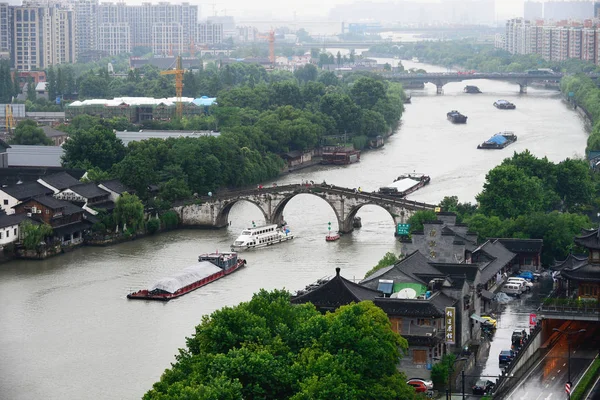 船は杭州市の大運河に沿って航行します 東中国浙江省 2014 — ストック写真