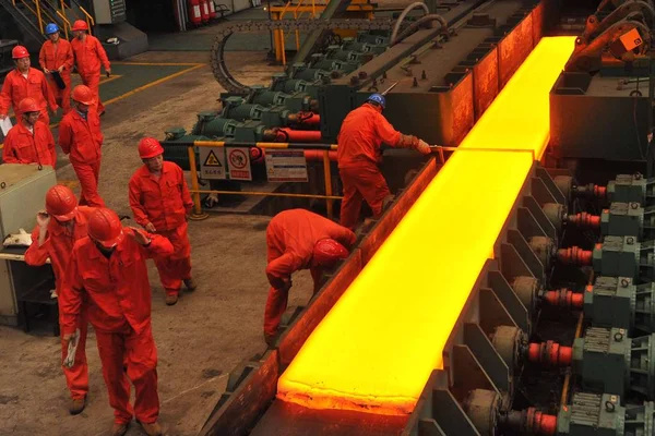 Chinesische Arbeiter Messen Ein Stahlprodukt Einem Stahlwerk Der Dongbei Special — Stockfoto