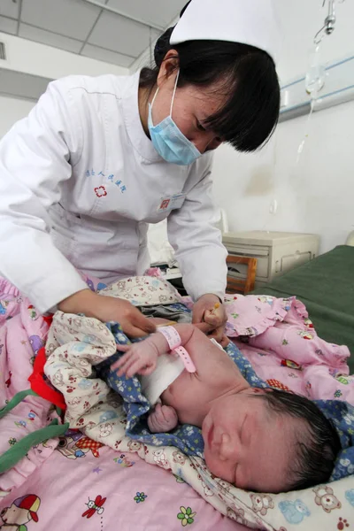 Μια Κινέζα Νοσοκόμα Φροντίζει Ένα Νεογέννητο Μωρό Ένα Νοσοκομείο Στην — Φωτογραφία Αρχείου