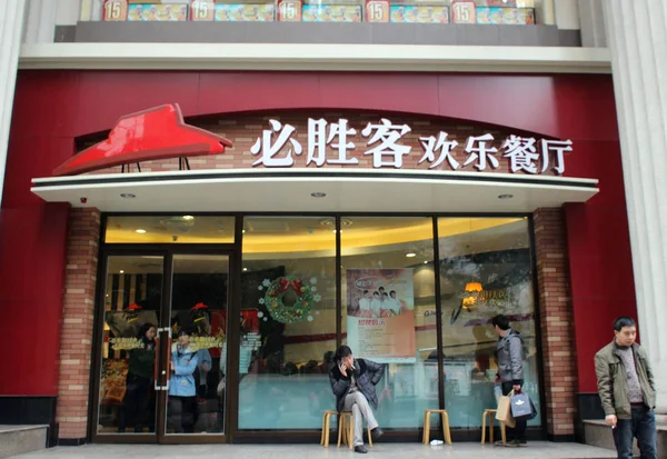 人们站在百胜必胜客餐厅前 中国重庆品牌 2013年12月14日 — 图库照片