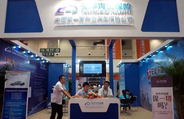 Funcionários São Vistos Estande Tian Ping Auto Insurance Durante Expo — Fotografia de Stock