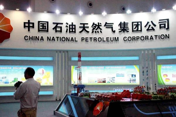 Látogató Úgy Fotókat Stand Cnpc Kína National Petroleum Corporation Során — Stock Fotó