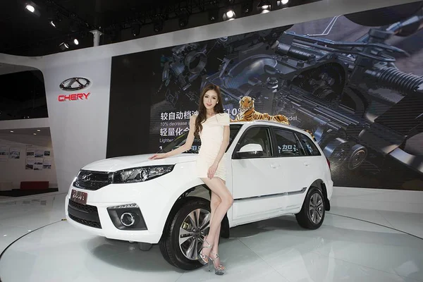 Modelo Posa Con Chery Tiggo Durante Una Exposición Automóviles Chongqing — Foto de Stock