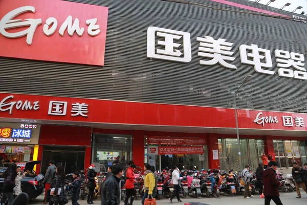 Los Peatones Pasan Por Una Tienda Electrodomésticos Gome Zhengzhou Provincia — Foto de Stock