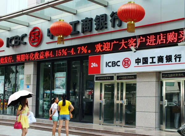 Gyalogosok Járni Elmúlt Fióktelepe Icbc Ipari Kereskedelmi Bank China Yichang — Stock Fotó