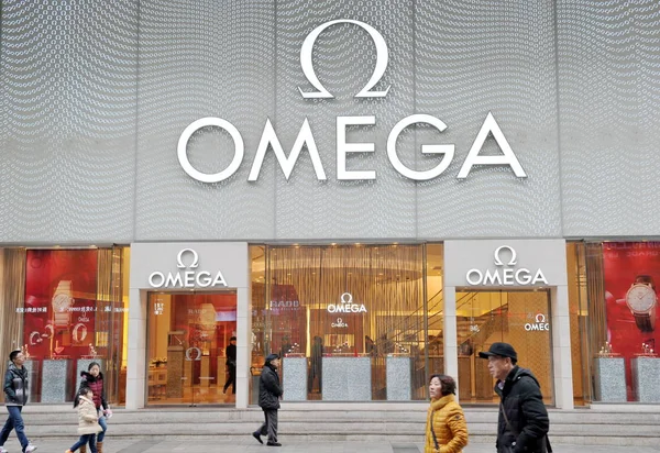 Pejalan Kaki Melewati Butik Jam Tangan Omega Milik Swatch Group — Stok Foto