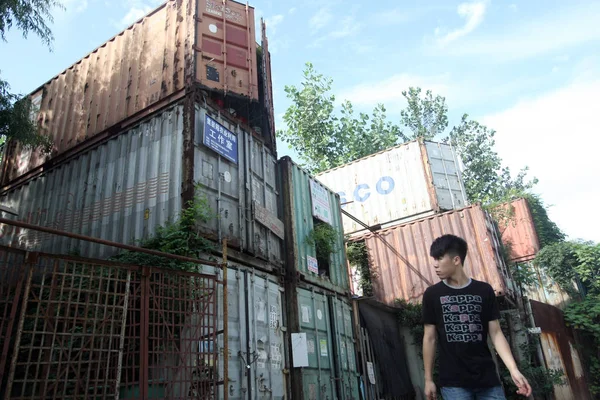 2014年7月8日 中国上海浦东 一位行人走过一簇集装箱船 — 图库照片