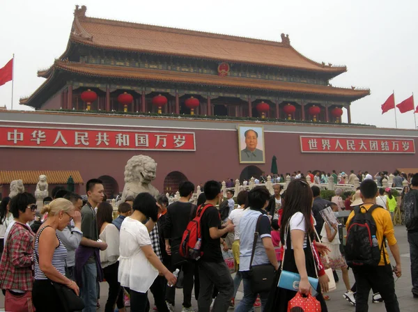 Los Turistas Chinos Visitan Tribuna Tiananmen Durante Las Vacaciones Del —  Fotos de Stock