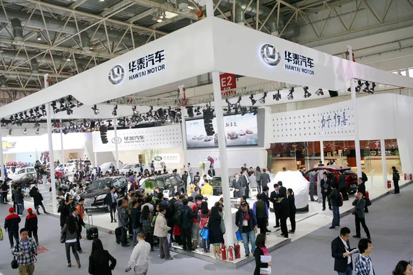 Människor Besöker Montern Hawtai Motor Beijing International Automotive Utställning Beijing — Stockfoto