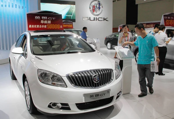 Visitantes Olhar Experimentar Buick Excelle Xangai Uma Joint Venture Entre — Fotografia de Stock