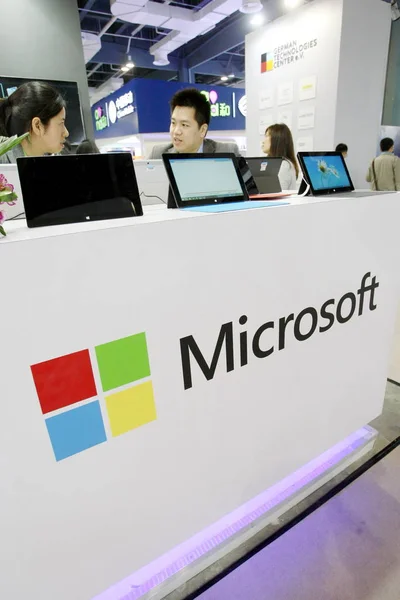 Китайські Співробітники Говорять Стенді Microsoft Під Час Китайської Шанхай Міжнародний — стокове фото