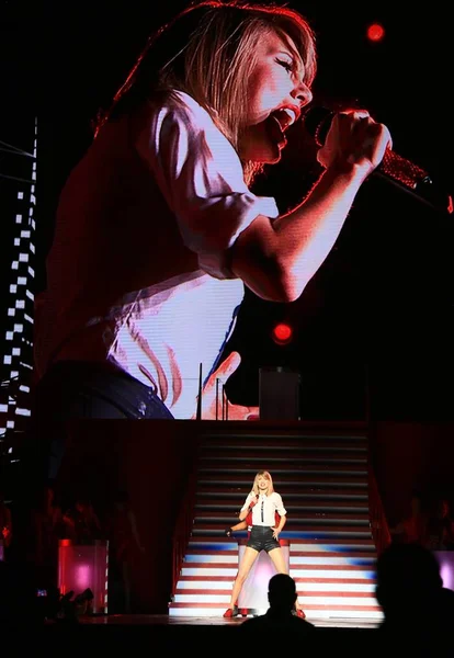 2014 上海で彼女のコンサートで実行するアメリカの歌手テイラー スウィフト — ストック写真