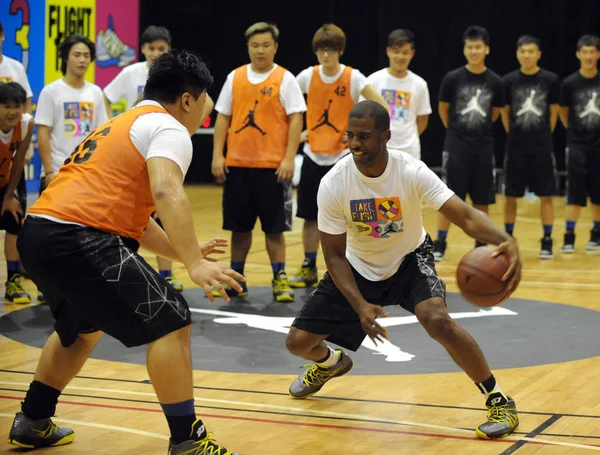 American Basketball Player Chris Paul Front Right Dribbles Instructional Activity — Stock Photo, Image