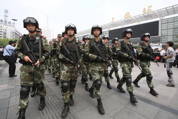 Shanghai Kína Május 2014 Swat Rendőrök Felfegyverkezve Fegyvereket Járőr Téren — Stock Fotó
