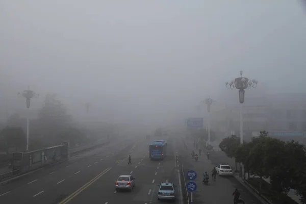 Bilar Kör Väg Heavy Smog Huaian City East Chinas Jiangsu — Stockfoto