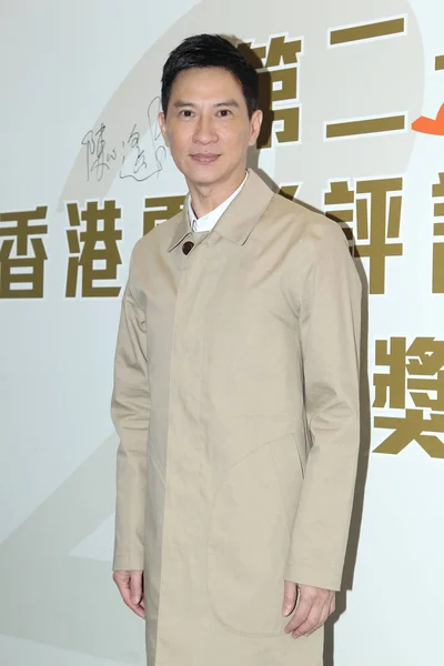 香港演员张建宗抵达2014年3月6日中国香港举行的第20届香港电影评论家协会颁奖典礼时摆姿势 — 图库照片