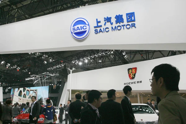 2014年4月20日 在中国北京举行的第十三届北京国际汽车展览会 2014年中国汽车 参观者走过赛克汽车的展台 — 图库照片