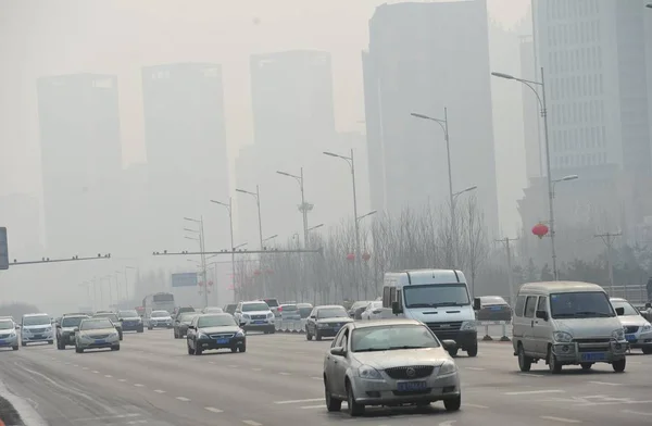 Vehículos Viajan Por Una Carretera Con Niebla Pesada Ciudad Shenyang —  Fotos de Stock