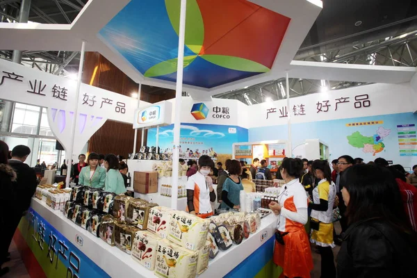 Pessoas Visitam Stand Cofco China National Cereals Oils Foodstuffs Corporation — Fotografia de Stock