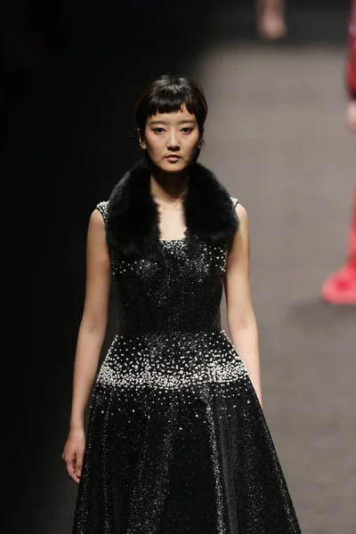 Bir Modeli Yeni Bir Yaratım Cheng Sheme Defilede Shanghai Moda — Stok fotoğraf