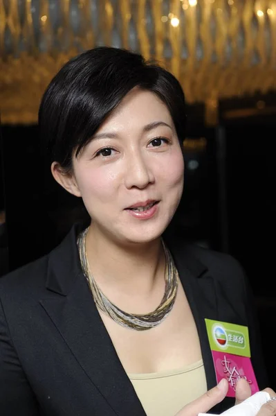 香港女優 Elaine は彼女のテレビのトーク番組 中国での女子話のエピソードの撮影は 2011 日中にインタビューします — ストック写真