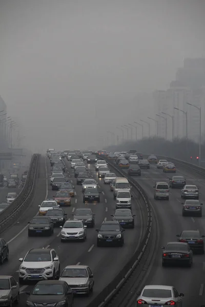 Cars Travel Road Heavy Smog Beijing China Febbraio 2014 — Foto Stock